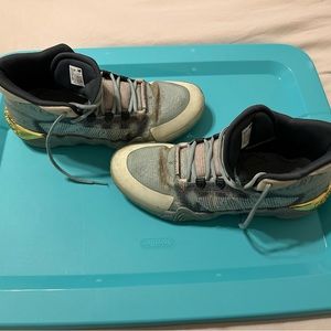 10.5 New Balance basketball shoes